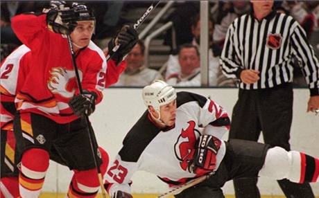 Robert Reichel v dresu Calgary v NHL.