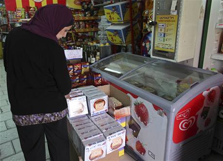 Izraelsk Arabka kupuje macesy. Zatmco pro idy jsou spe povinnost, Arabm chutnaj.