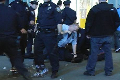 Na snímku z videa newyorský policista pacifkuje jednoho z výrostk