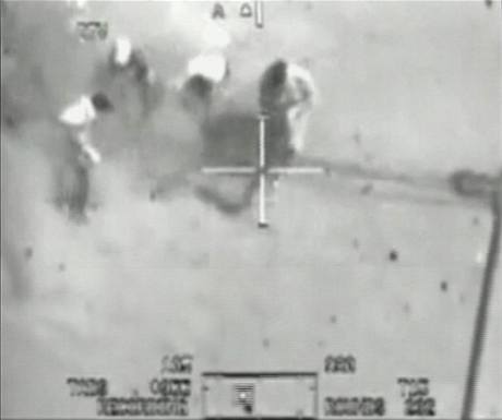 Zábry z videa poízené v roce 2007 na palub amerického vrtulníku pi bojové akci v Bagdádu