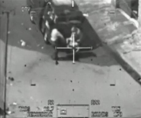 Zbry z videa pozen v roce 2007 na palub americkho vrtulnku pi bojov akci v Bagddu
