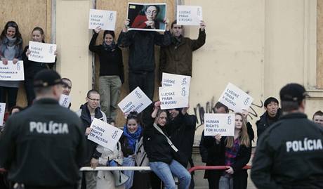 Nvtvu ruskho prezidenta v Bratislav provzely protesty lidskoprvnch aktivist. 