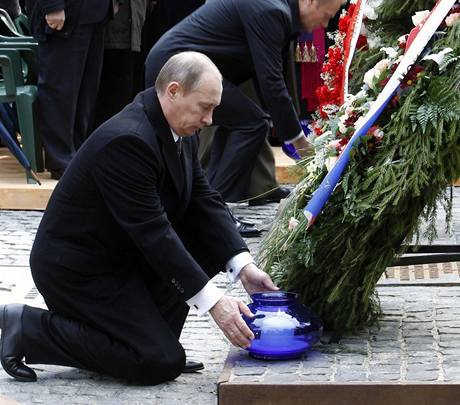 Vladimír Putin se poklonil památce obtí masakru v Katyni.
