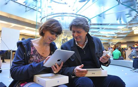 První zákazníci si mohli koupit novinku od Applu tablet iPad