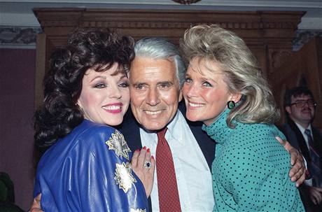 John Forsythe spolen s Joan Collinsovou (vlevo) a Lindou Evans (vpravo) pi píleitosti vysílání 150. dílu seriálu Dynastie v roce 1986
