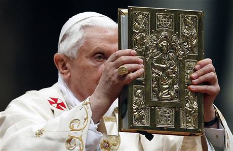 Pape se pi velikononí vigilii