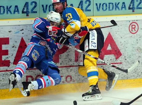 HC Ústetí Lvi - KHL Chomutov. Vlevo chomutovský hrá Václav Eiselt, vpravo Miloslav Gure z Ústí. 