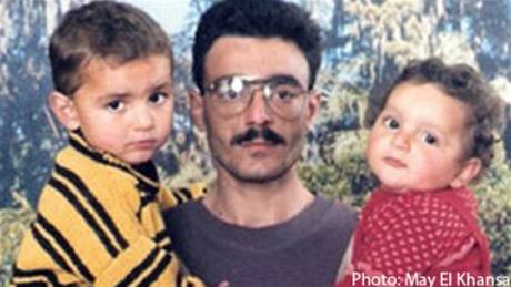Libanonský vtec Alí Hussajn Sibát se dvma ze svých pti dtí