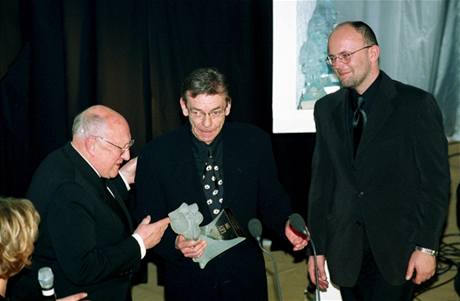 Karel Vacek (uprosted) s cenou eský lev - archivní foto z roku 2000.