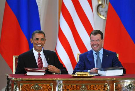 Barack Obama a Dmitrij Medvedv po podpisu smlouvy.