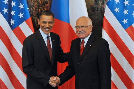 Barack Obama se zdraví s Václavm Klausem.