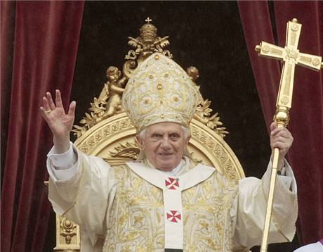 Pape Benedikt XVI. pi tradiním velikononím poehnání Mstu a svtu (Urbi et orbi). 