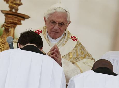 Pape Benedikt XVI. pi tradiním velikononím poehnání Mstu a svtu (Urbi et orbi).