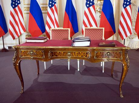 Nastavovaná idle Dmitrije Medvedva (vpravo), na které podepsal smlouvu o jaderném odzbrojení. 