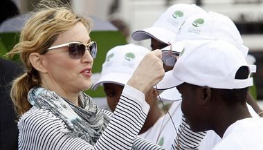 Madonna dohl v Malawi na sv projekty.