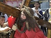 Filipínci slaví Velký pátek sebebiováním a pibitím na kí.