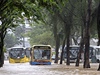 Autobusy se snaí projet zaplavenými ulicemi brazilské metropole. 