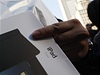 První zákazníci si mohli koupit novinku od Applu tablet iPad