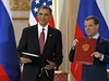 Barack Obama a Dmitrij Medvedv podepsali na Praském hrad smlouvu o odzbrojení.