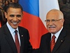 Barack Obama se zdraví s Václavm Klausem.