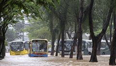 Autobusy se snaí projet zaplavenými ulicemi brazilské metropole. 