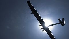 Letoun na solární pohon zvládl zkušební let. Chystá se obletět svět