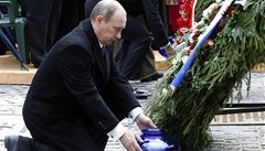 Vladimr Putin jako prvn pedstavitel Ruska uctil pamtku obt v Katyni