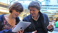 První zákazníci si mohli koupit novinku od Applu tablet iPad