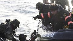 Jihokorejtí záchranái pi pátrání po obtech potopené vojenské lodi
