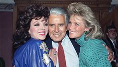 John Forsythe spolen s Joan Collinsovou (vlevo) a Lindou Evans (vpravo) pi píleitosti vysílání 150. dílu seriálu Dynastie v roce 1986