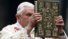 Pape se pi velikonon vigilii zamlel nad nesmrtelnost 