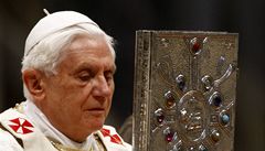 Pape zahjil oslavy Zelenho tvrtka. O skandlu crkve pomlel