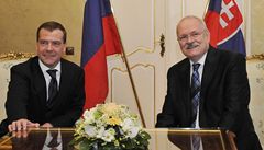 Medveděv přijel na návštěvu Slovenska, zítra dorazí do Prahy  