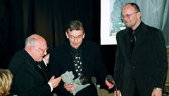 Karel Vacek (uprostřed) s cenou Český lev - archivní foto z roku 2000. | na serveru Lidovky.cz | aktuální zprávy