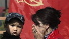 Nepokoje v Kyrgyzstnu ustaly, zaalo pohbvn a sttn smutek