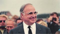 Kancl-sjednotitel Helmut Kohl slav 80 let, pozvno je tisc host