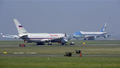 Letouny ruského a amerického prezidenta na ruzyňském letišti v Praze.