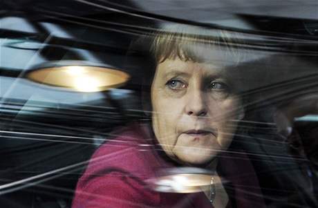 Nmecká kancléka Angela Merkelová odjídí ze summitu v Bruselu, na kterém se jednalo o pomoci ecku