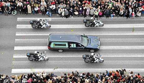 Kolona s rakví zesnulého polského prezidenta Lecha Kaczyského projídí Varavou