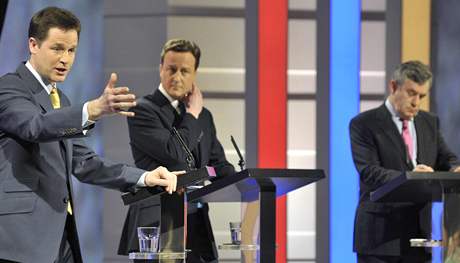 Britský premiér Gordon Brown (vpravo), éf konzervativc David Cameron (uprosted) a éf liberálních demokrat Nick Clegg  pi televizní debat