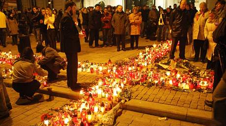 Sobotní veer ve Varav po pádu letadla a smrti prezidenta Lecha Kaczynského a pedstavitel politiky, církve a armády.