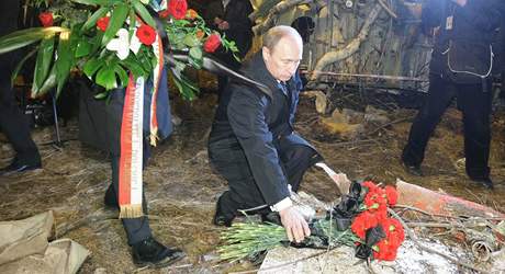 Polský premiér Donald Tusk a ruský premiér Vladimir Putin pokládají kytice na trosky vládního speciálu ve Smolensku.