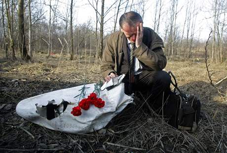 Jan Gruinski truchlí na míst nehody polského vládního speciálu ve Smolensku 