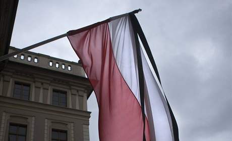 Smutení polská vlajka na Praském hrad