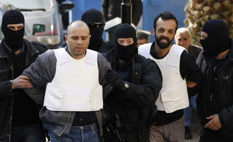 ecká policie dnes objevila tém 200 kilogram výbunin v úkrytu, který zejm patí lenm teroristické organizace Revoluní boj