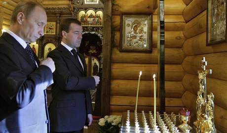Ruský prezident Dmitrij Medvedv a premiér Vladimir Putin zapalují svíky za zemelé na palub polského vládního letounu v kapli u prezidentského sídla v Moskv