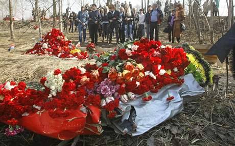 Kvtiny na míst havárie polského prezidentského speciálu v ruském Smolensku.