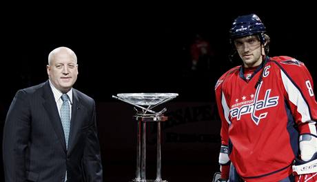 Ovekin s President Trophy, vlevo viceprezident NHL Bill Daly.