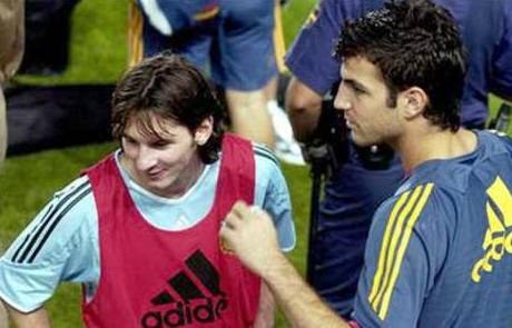 Messi (vlevo) a Fábregas.