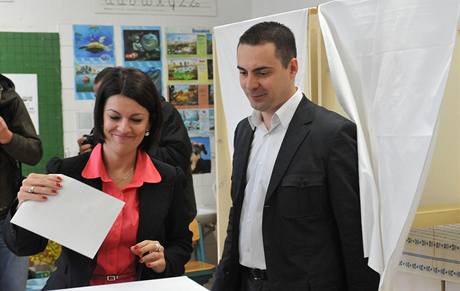 Ldr ultrapravicov strany Jobbik - neboli Hnut za lep Maarsko - Gbor Vona s manelkou 